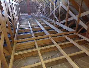 Zateplení stropu novostavby rodinného domu pomocí foukané izolace